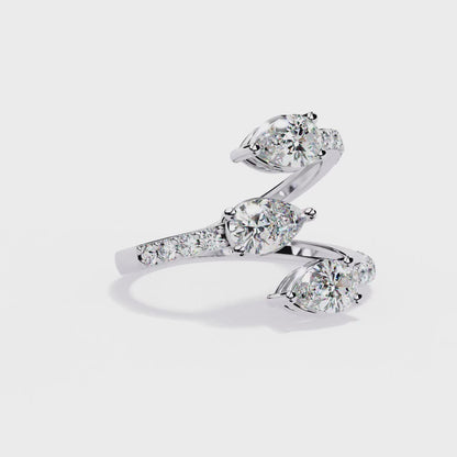 Queen’s Whisper Diamond Ring